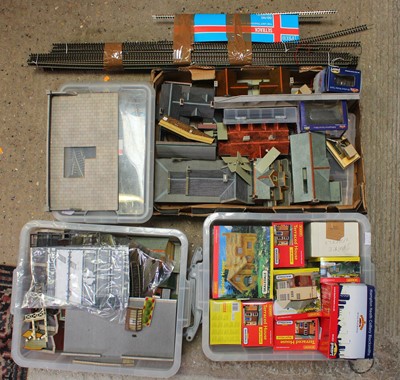 Lot 464 - Four trays containing 00 gauge buildings,...