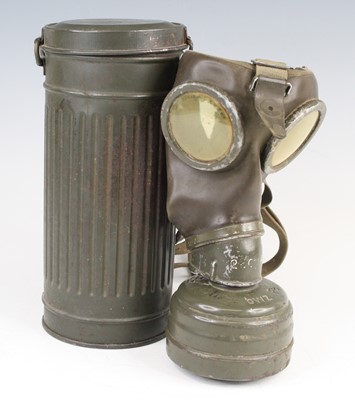 Lot 3121 - A German Third Reich GM 30 Service Respirator,...