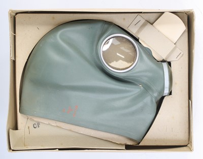 Lot 3123 - A German VM-37 Volksgasmaske, in original box...