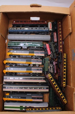 Lot 493 - A mixed lot of 00 gauge Triang and early...