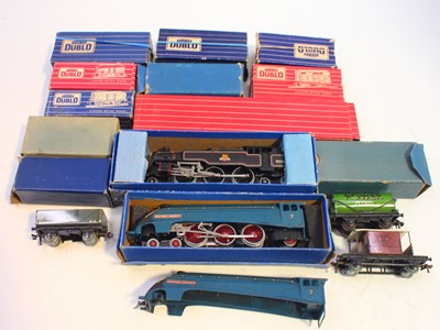 Lot 349 - A small collection of Hornby Dublo 3-rail to...
