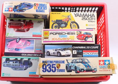 Lot 737 - Collection of 8 mixed scale plastic kits, some...
