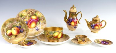 Lot 2026 - A collection of Worcester porcelain fruit...