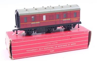 Lot 305 - Hornby Dublo 4076 six-wheeled passenger brake...