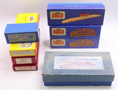 Lot 369 - Hornby-Dublo buildings and accessories: D1...