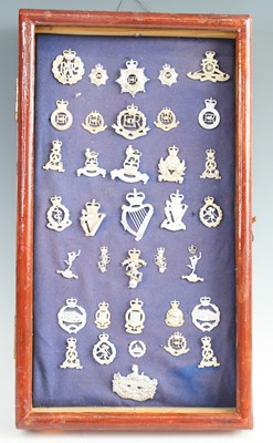 Lot 3300 - A collection of assorted modern cap badges and...