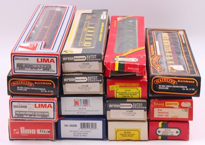 Lot 472 - One tray containing various 00 gauge coaches,...