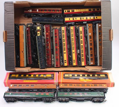 Lot 473 - One tray containing various 00 gauge coaches,...