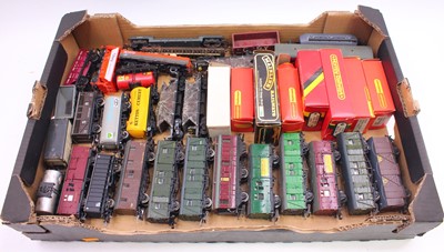 Lot 474 - One tray containing 38 mostly unboxed 00 gauge...