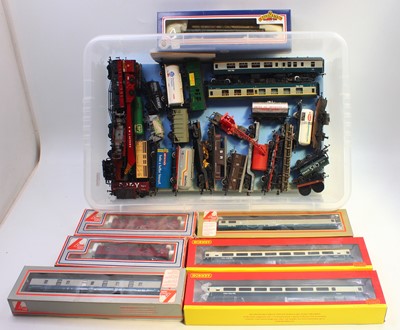 Lot 475 - One tray containing various 00 gauge boxed and...