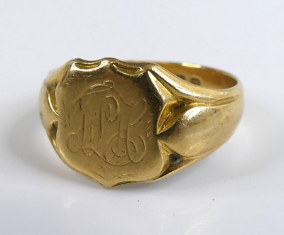 Lot 2121 - A gent's 18ct gold signet ring, monogrammed to...