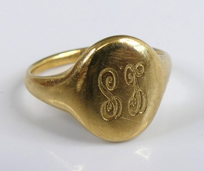 Lot 2122 - An 18ct gold signet ring, the oval shield...