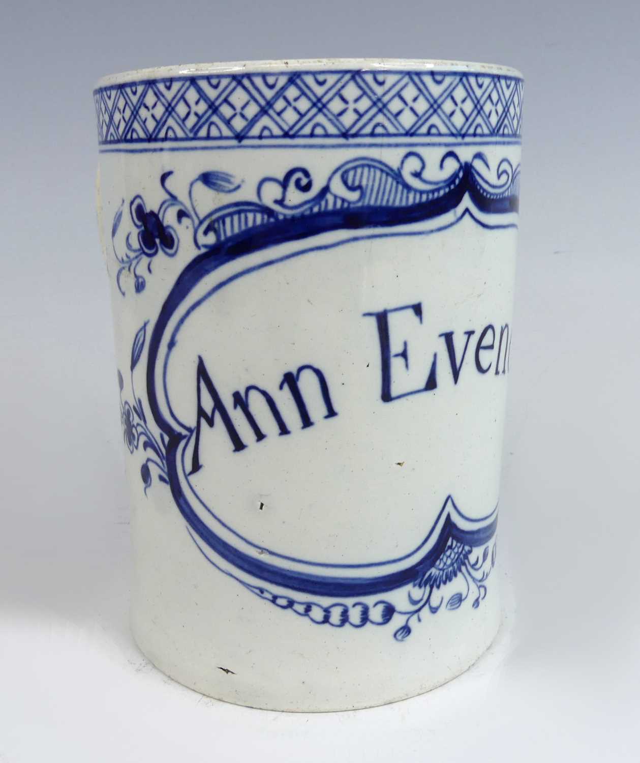 Lot 2019 - An 18th century pearlware porcelain tankard,...