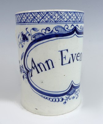 Lot 2019 - An 18th century pearlware porcelain tankard,...