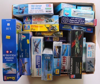 Lot 581 - One box of 19 plastic aircraft kits to include...