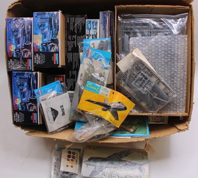 Lot 586 - One tray containing 8 boxed plastic kits...