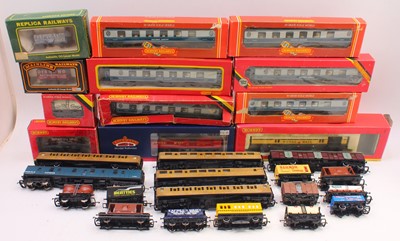 Lot 476 - One tray containing various 00 gauge wagons...