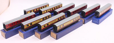 Lot 356 - Ten Hornby Dublo tinplate 3-rail coaches,...