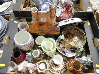 Lot 422 - A collection of miscellaneous ceramic items,...