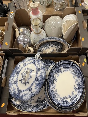 Lot 424 - A collection of ceramics, to include a...