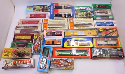 Lot 943 - One large tray containing various HO gauge...