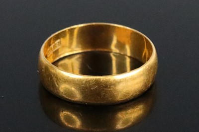 Lot 268 - A Victorian 22ct gold wedding band, sponsor...