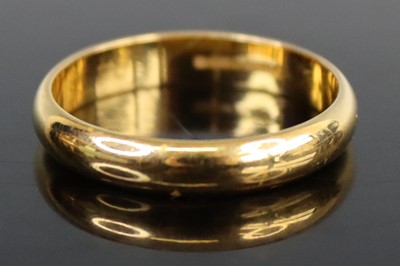 Lot 270 - A modern 18ct gold court shaped wedding band,...