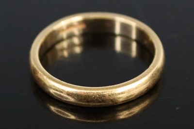 Lot 271 - A modern 9ct gold court shaped wedding band,...