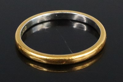 Lot 278 - A platinum and gold plated wedding band, size...