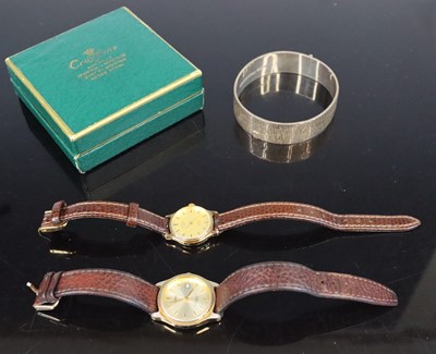 Lot 302 - A modern textured silver hinge bangle, dia....