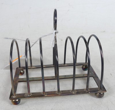 Lot 247 - A George V silver six division toast rack on...