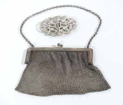 Lot 226 - A George V silver mesh link evening bag,...