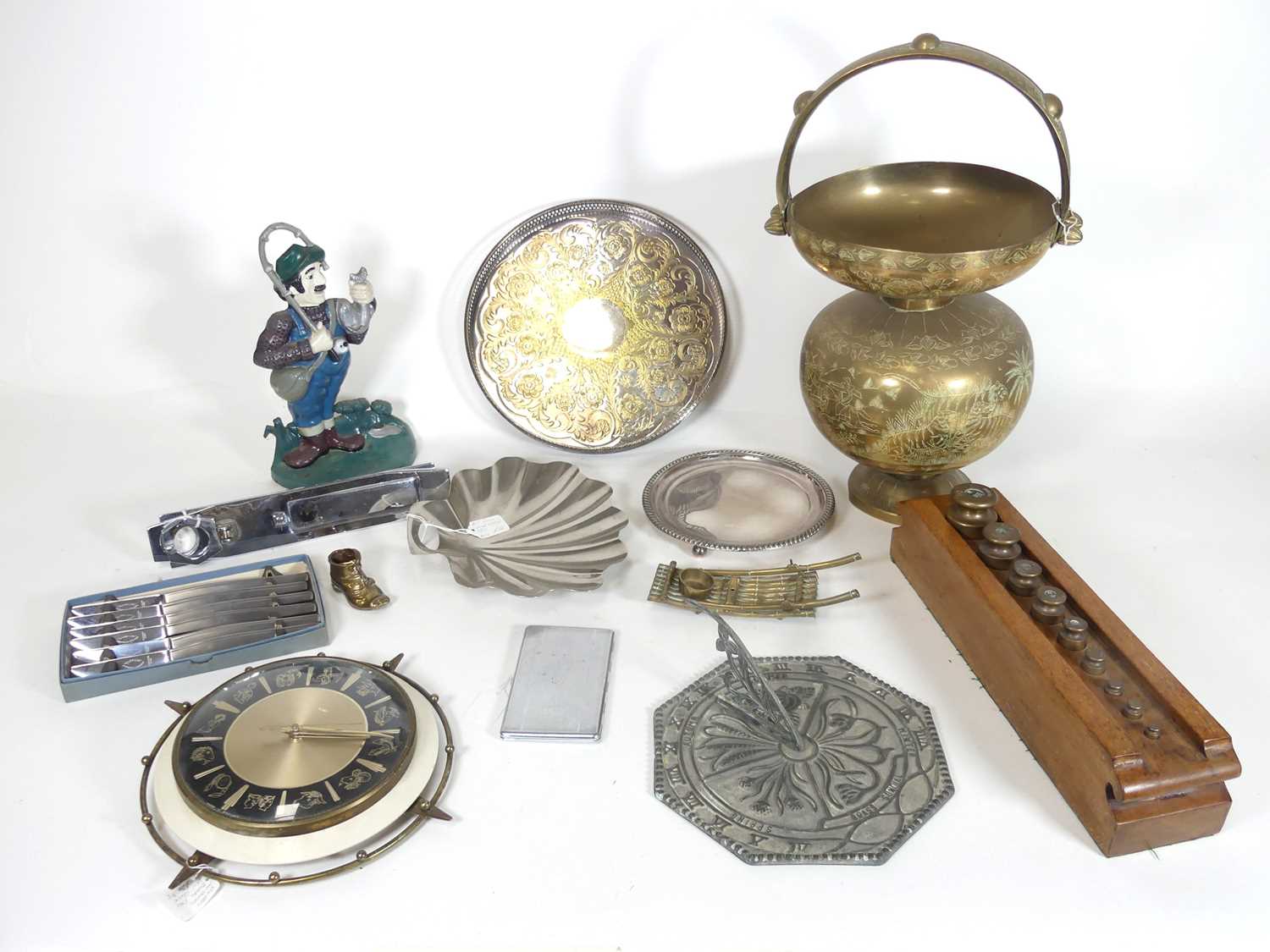Lot 73 - A collection of metalware to include a novelty...