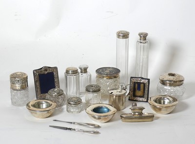 Lot 246 - A collection of silver to inlcude  drum shaped...