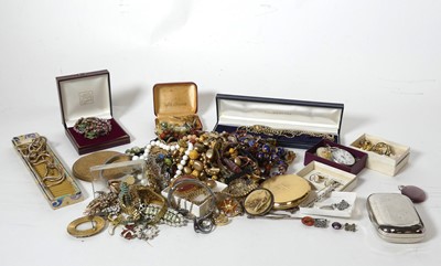 Lot 252 - A collection of costume jewellery to include a...