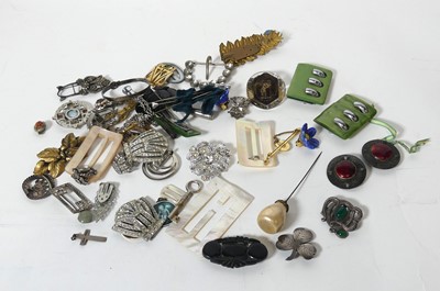 Lot 253 - A collection of costume jewellery, to include...