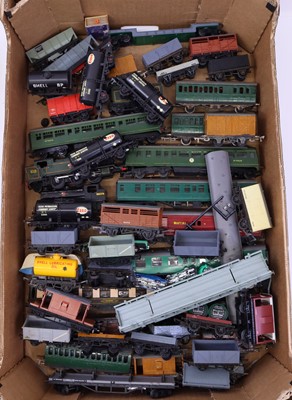 Lot 766 - One tray containing various 00 gauge rolling...