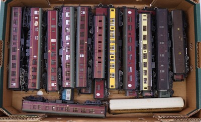 Lot 577 - One tray containing various 00 gauge unboxed...