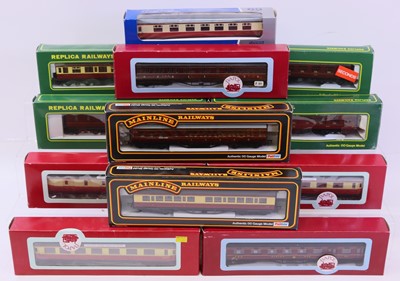 Lot 576 - One tray containing various 00 gauge coaches...