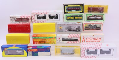 Lot 928 - One tray containing various HO gauge wagons,...