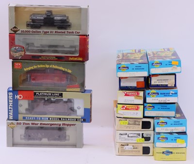 Lot 809 - One tray containing various HO gauge wagons,...