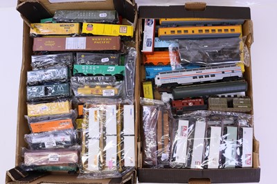 Lot 934 - Two trays containing a quantity of HO scale...