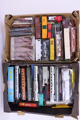 Lot 931 - Two trays containing a quantity of HO scale...