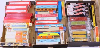 Lot 940 - Three trays containing a quantity of HO scale...
