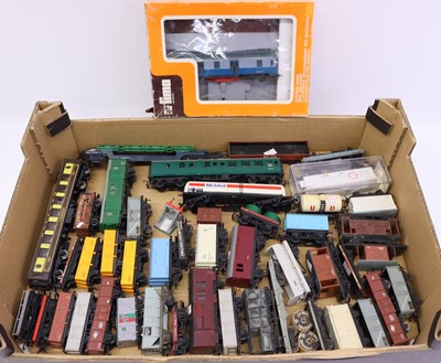 Lot 683 - One tray containing various Hornby Dublo and...