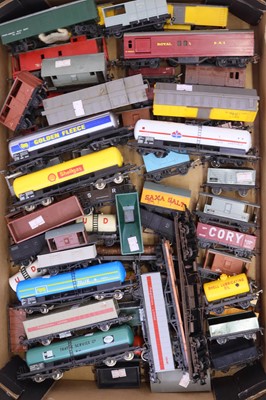 Lot 681 - One tray containing various Triang and Hornby...