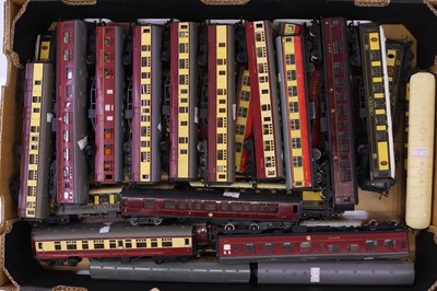 Lot 697 - One tray containing various Hornby 00 and...