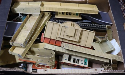 Lot 1608 - Tray of Hornby Dublo 00 gauge line side...