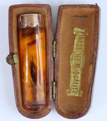Lot 406 - A 9ct gold amber cheroot holder, in fitted case