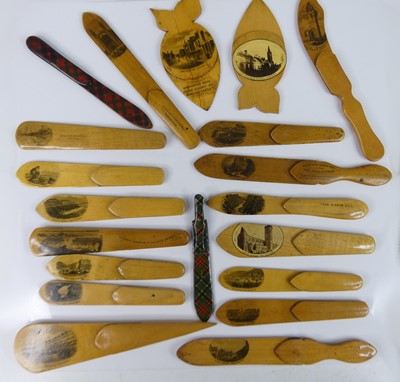 Lot 17 - A collection of Mauchline and Tartan ware...